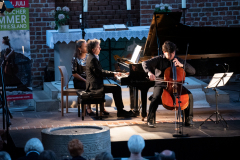 Alexander Wollheim, Iwan König und Franziska König in der Marienhafer Kirche